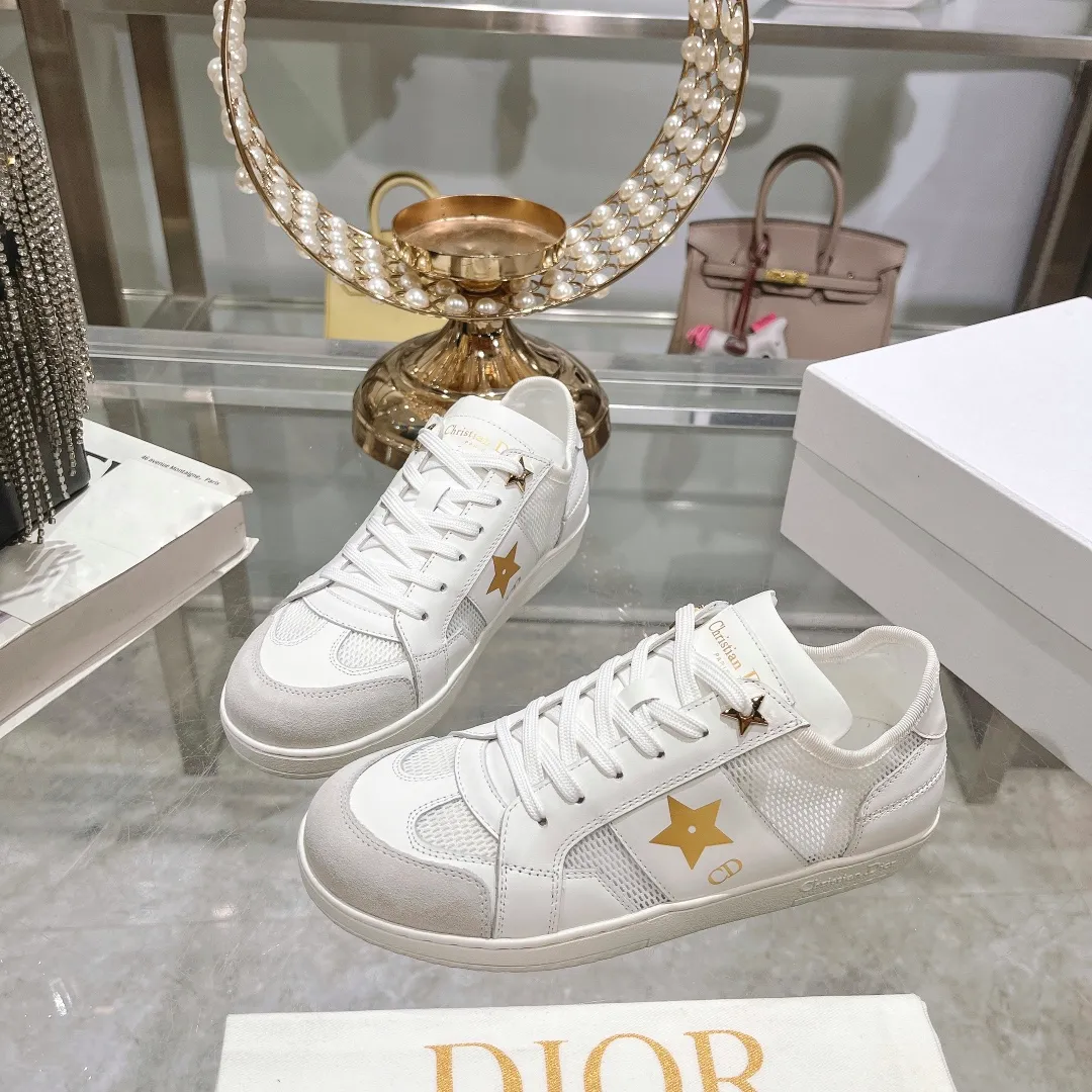 👟👟Ex-factory price 560👟👟Dior2024 new white shoes, Dior Dior Star women's sports shoes, very light summer white shoes. The upper is carefully made of imported suede, decorated with tonal suede panels, metal stars decorate the lace eyelets, and breathable mesh inside. The upper is punched and designed not to stuffy the feet. It is equipped with Christian Dior logo and thin soles. The thick sole is suitable for all seasons! Size: 35-41 (40 and 41 are customized and cannot be returned or exchanged)